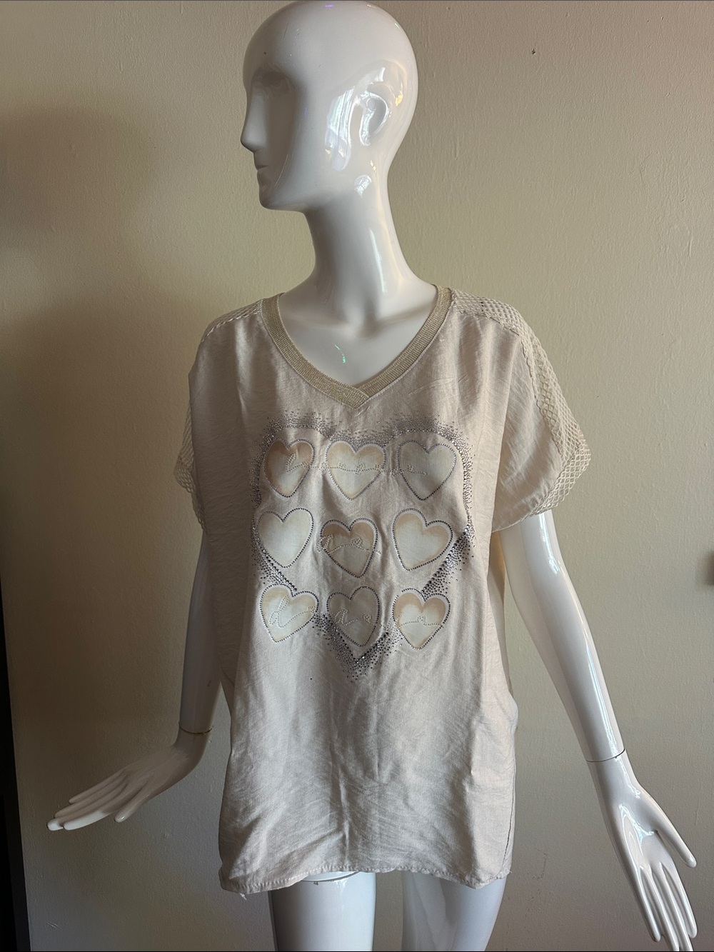 Women’s Cream Heart-Detail V-Neck Top